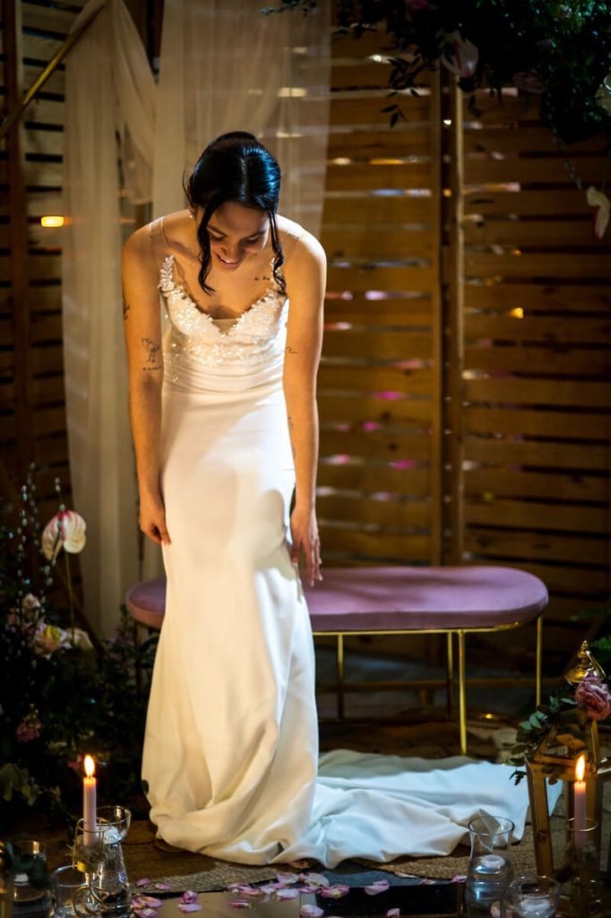 Novia recoge vestido